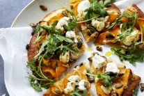 بيتزا البطاطا الحلوة والروكا