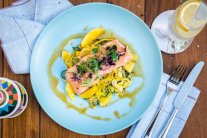 سمك السلمون مع نودلز الكوسا