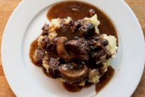 حساء لحم البقر المطهو على البطيء