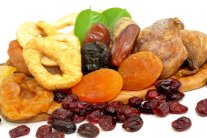 خصائص الفاكهة المجففة وفوائدها