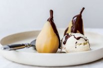 الإجاص بصلصة الشوكولا