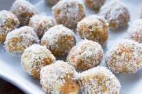 كرات المشمش بجوز الهند