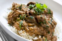 ستروغانوف اللحم مع الأرز