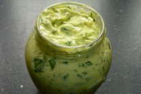 حضروا المايونيز بالإعشاب في مطبخكم