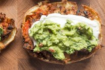 البطاطا المخبوزة بحشوة الفاصولياء