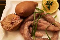 فوارغٌ وكروش بالأرز واللحم والصنوبر