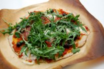 البيتزا بدقيق القمح الكامل والعسل