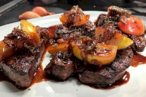 قطع الكبد مع البصل والتفاح