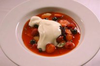 حلوى التوت والفراولة مع الآيس الكريم