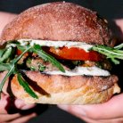 برغر لحم الضأن مع حشو من جبن الفيتا