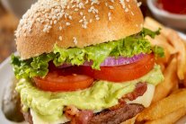 برغر باللحم المقدد وصلصة غواكامول