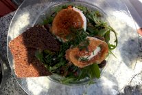 سلطة جبن الماعز