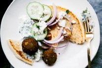 الفلافل الصيفية مع صلصة الزبادي