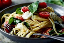 المعكرونة بالطماطم وجبن الموزاريللا