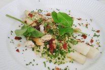 الهليون الأبيض مع اللحم المقدد