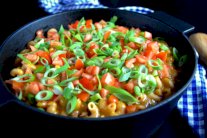 لحم البقر بالمعكرونة والخضَر