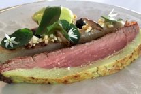 لحم البقر المشوي مع الهليون والبطاطا