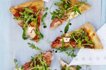 بيتزا القمح بلحم الحبش