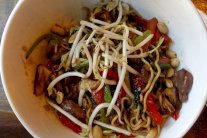 طبق النودلز بشرائح اللحم