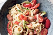 المعكرونة بالسجق والطماطم