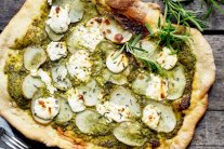 بيتزا البطاطا بالبيستو