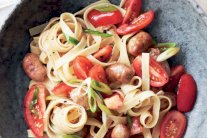 المعكرونة بالنقانق والخضَر