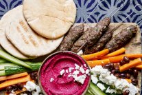 أسياخ الكفتة مع متبل الشمندر بالحمص