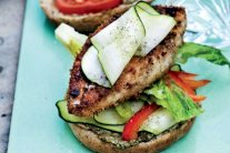 برغر الدجاج مع خلطة الملفوف الحارة