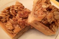 تارت اللوز بصلصة المشمش