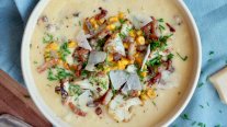 حساء الذرة مع القرنبيط ولحم الديك الرومي المقدد