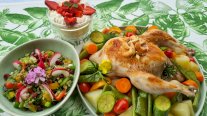 الدجاج المحشو مع الخضار وسلطة الفريكة والمهلبية التركية