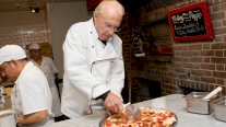 رحيل غريمالدي أسطورة البيتزا في نيويورك عن عمر ناهز 93 عاماً