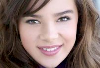 هيلي ستينفيلد بملامحها الرقيقة تتألق بأسود فيرساتشي