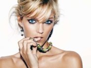 أنجا روبيك.. العارضة الأكثر دلالاً وجاذبية 