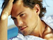 في الرجل جانب أنثوي لم يعد يخفيه