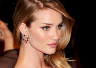 من ألبس روزي هنتنغتون واتلي ذلك الفستان الأسود المثير؟