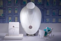 موظفة بمحلّات تيفاني تسرق مجوهرات بمليوني دولار