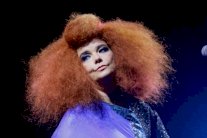 المغنية بيورك تتعاون مع دي.جي أركا على إنتاج ألبوم جديد 