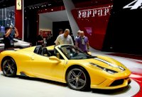 فيراري تبيع أول نسخة من أسرع سياراتها في المزاد