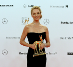 أوما ثورمان أفضل ممثلة عالمية بفستان من فيرساتشي 