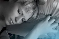 الضوء الأزرق في الهاتف الذكي يمنع النوم