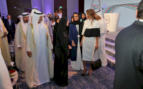 الملكة رانيا تختار حقيبة 