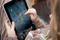 أجهزة الآيباد والتابلت تصيب الأطفال بالصرع لكنها تشفي من التوحد