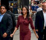 زوي سالدانا تتألق بفستان كالفن كلاين