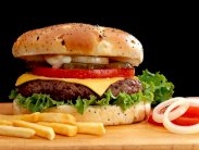 10 جرائم غريبة تثبت إدمان الأميركيين على الوجبات السريعة 