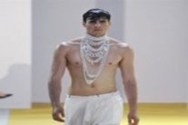 تصاميم رجالية مستوحاة من خزانة النساء