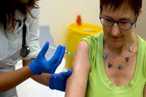 بريطانية متعافية أول شخص يُختبر عليه لقاح جديد ضد إيبولا