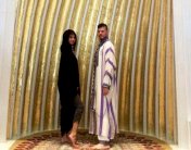 كاحل سيلينا غوميز يسبب البلبلة في مسجد أبو ظبي الكبير