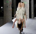 في عرض المصمم ريك أوين ..عارضة تحمل عارضة 