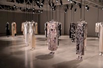 مجموعة كالفن كلاين على تماثيل معلقة 